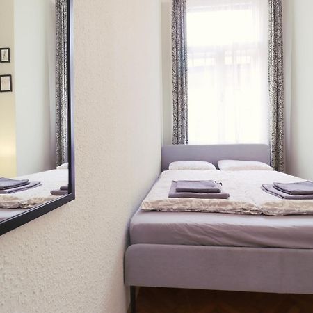 Joseph Boulevard Apartment - 3Bdr, 2Bath, 8Ppl Budapest Eksteriør bilde