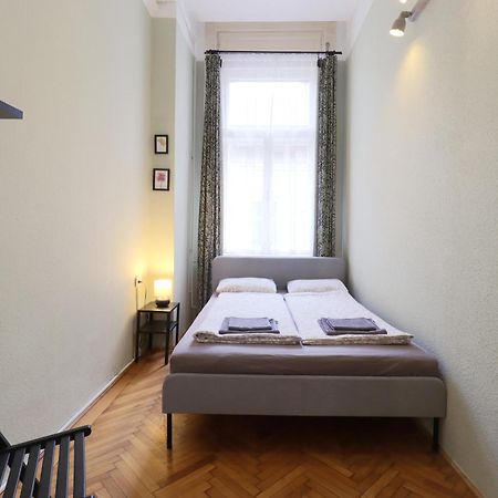 Joseph Boulevard Apartment - 3Bdr, 2Bath, 8Ppl Budapest Eksteriør bilde
