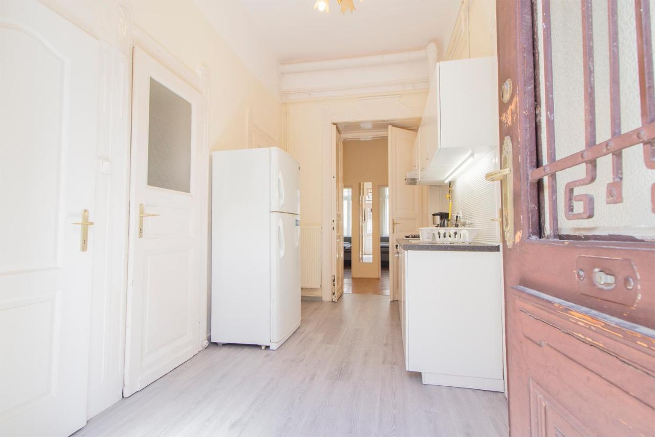 Joseph Boulevard Apartment - 3Bdr, 2Bath, 8Ppl Budapest Eksteriør bilde