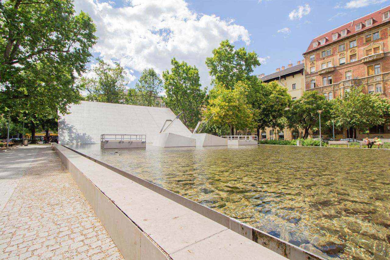 Joseph Boulevard Apartment - 3Bdr, 2Bath, 8Ppl Budapest Eksteriør bilde