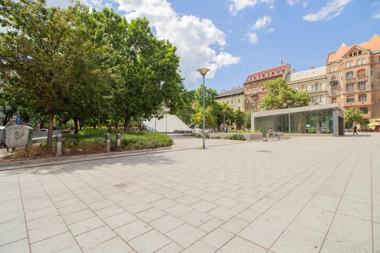 Joseph Boulevard Apartment - 3Bdr, 2Bath, 8Ppl Budapest Eksteriør bilde
