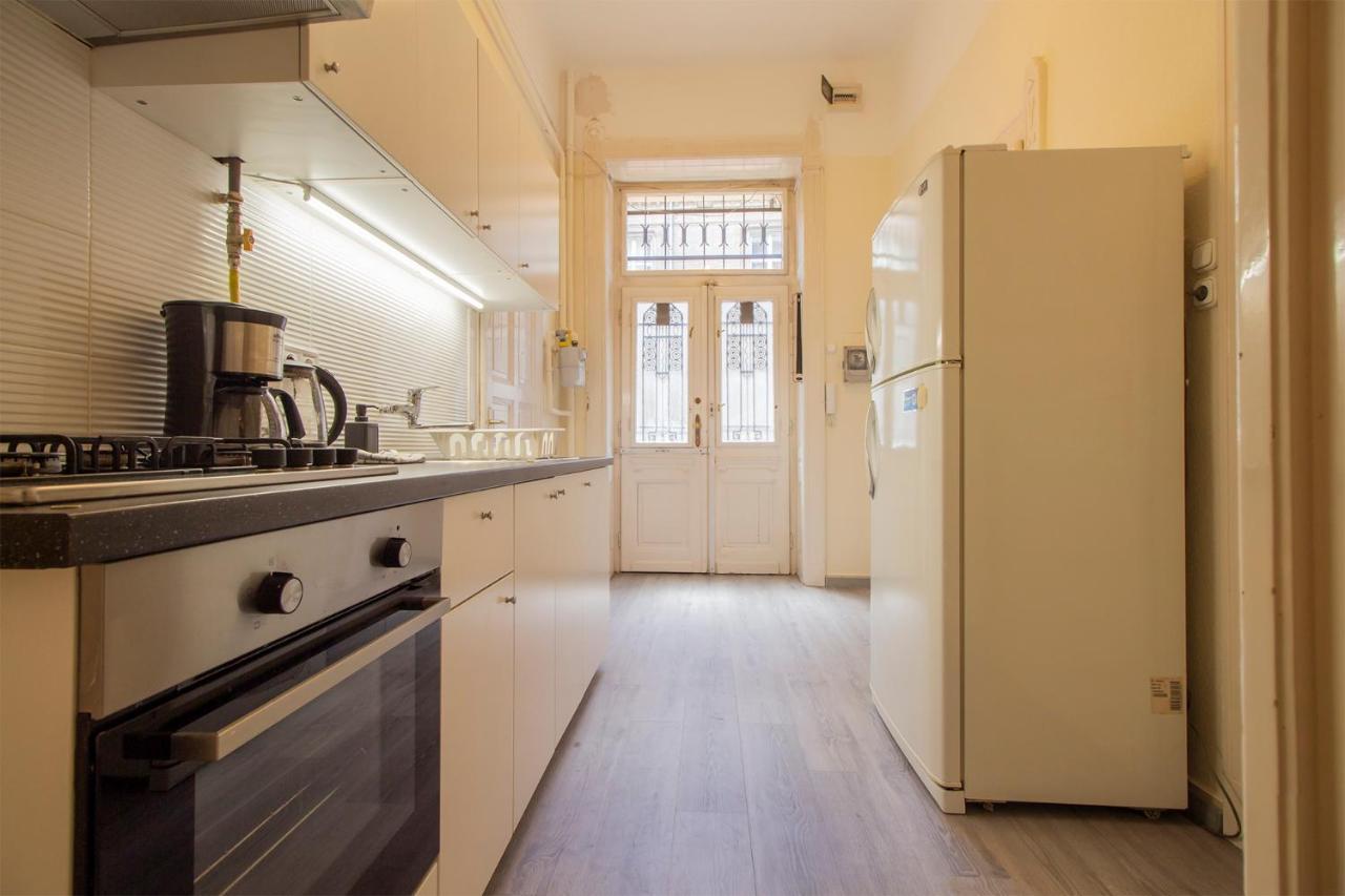 Joseph Boulevard Apartment - 3Bdr, 2Bath, 8Ppl Budapest Eksteriør bilde