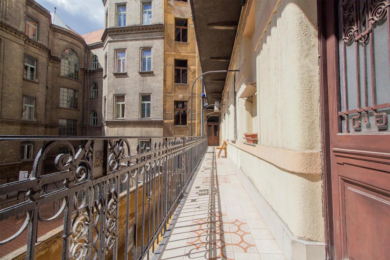 Joseph Boulevard Apartment - 3Bdr, 2Bath, 8Ppl Budapest Eksteriør bilde