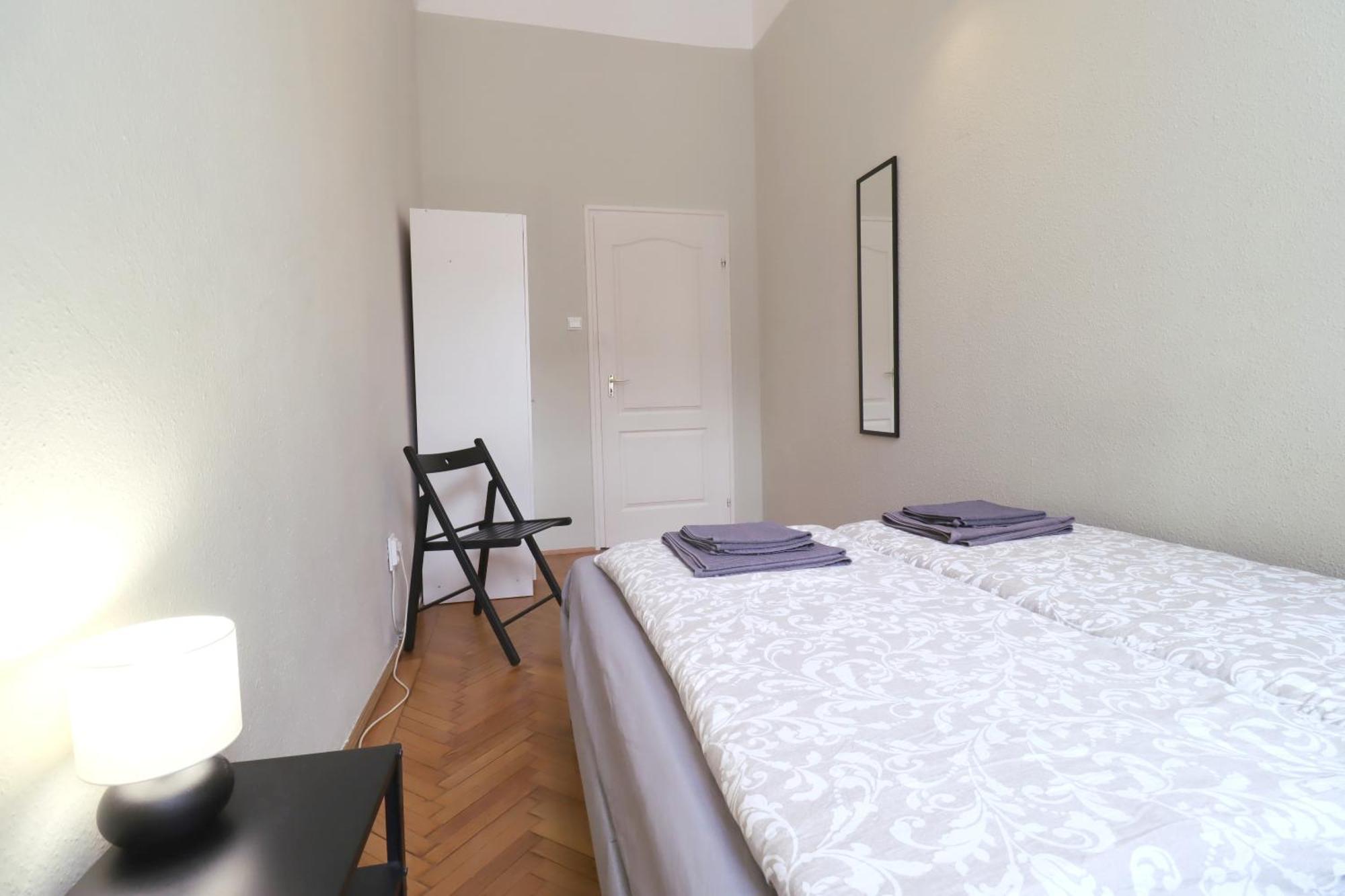 Joseph Boulevard Apartment - 3Bdr, 2Bath, 8Ppl Budapest Eksteriør bilde