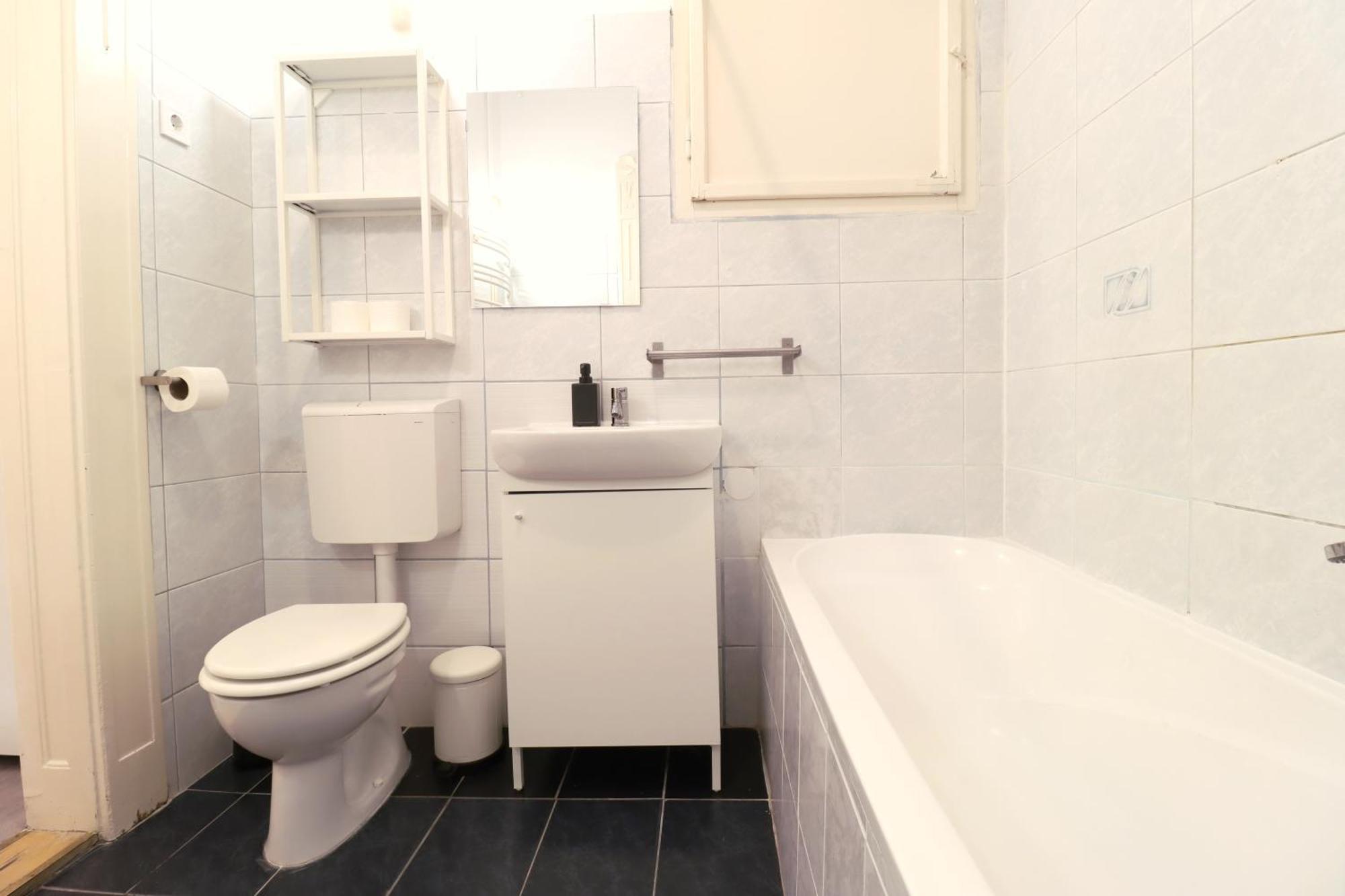 Joseph Boulevard Apartment - 3Bdr, 2Bath, 8Ppl Budapest Eksteriør bilde