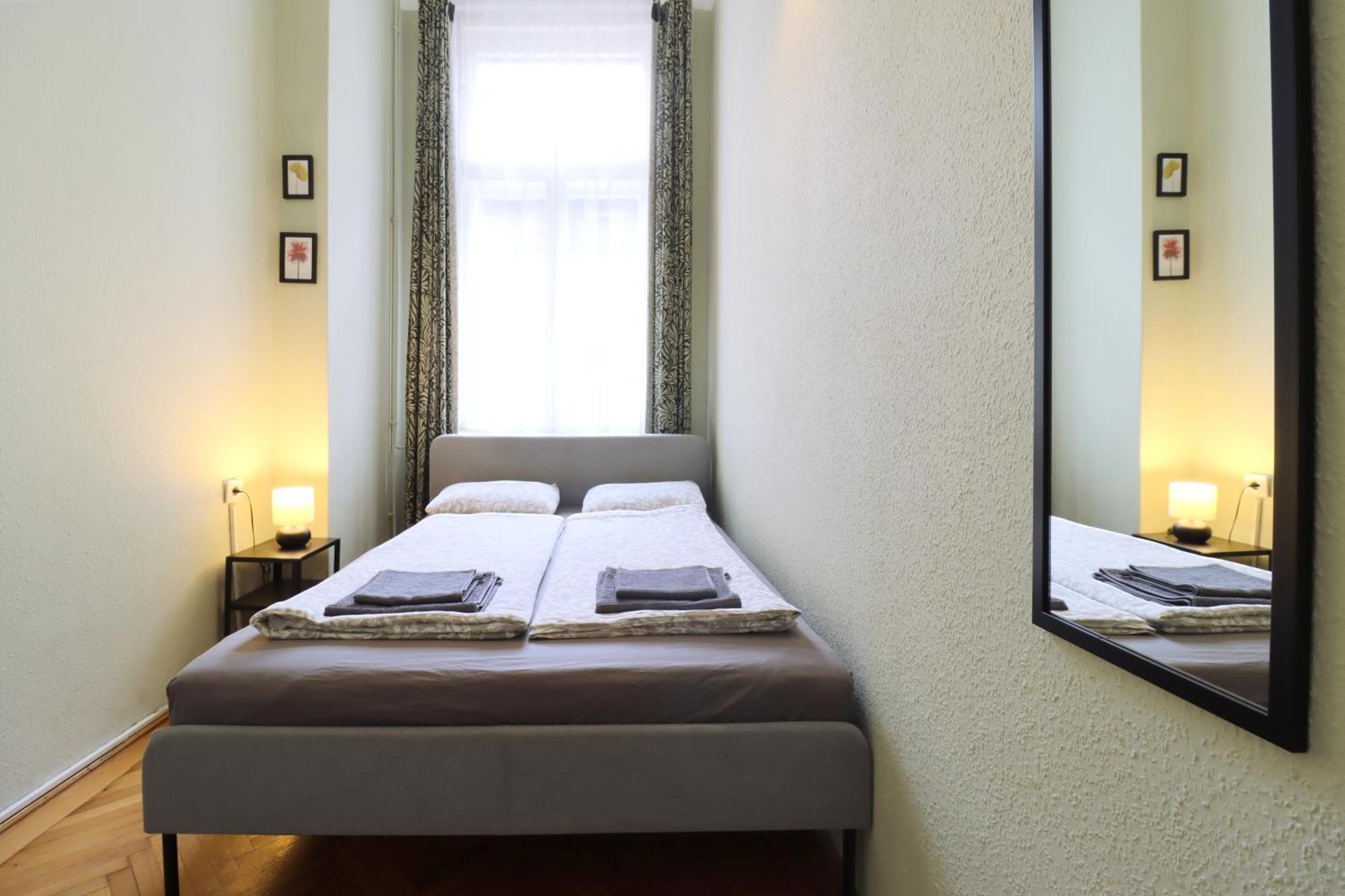 Joseph Boulevard Apartment - 3Bdr, 2Bath, 8Ppl Budapest Eksteriør bilde