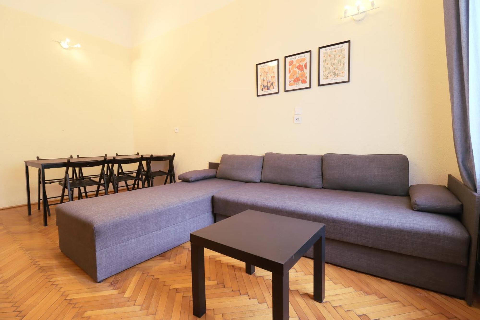 Joseph Boulevard Apartment - 3Bdr, 2Bath, 8Ppl Budapest Eksteriør bilde