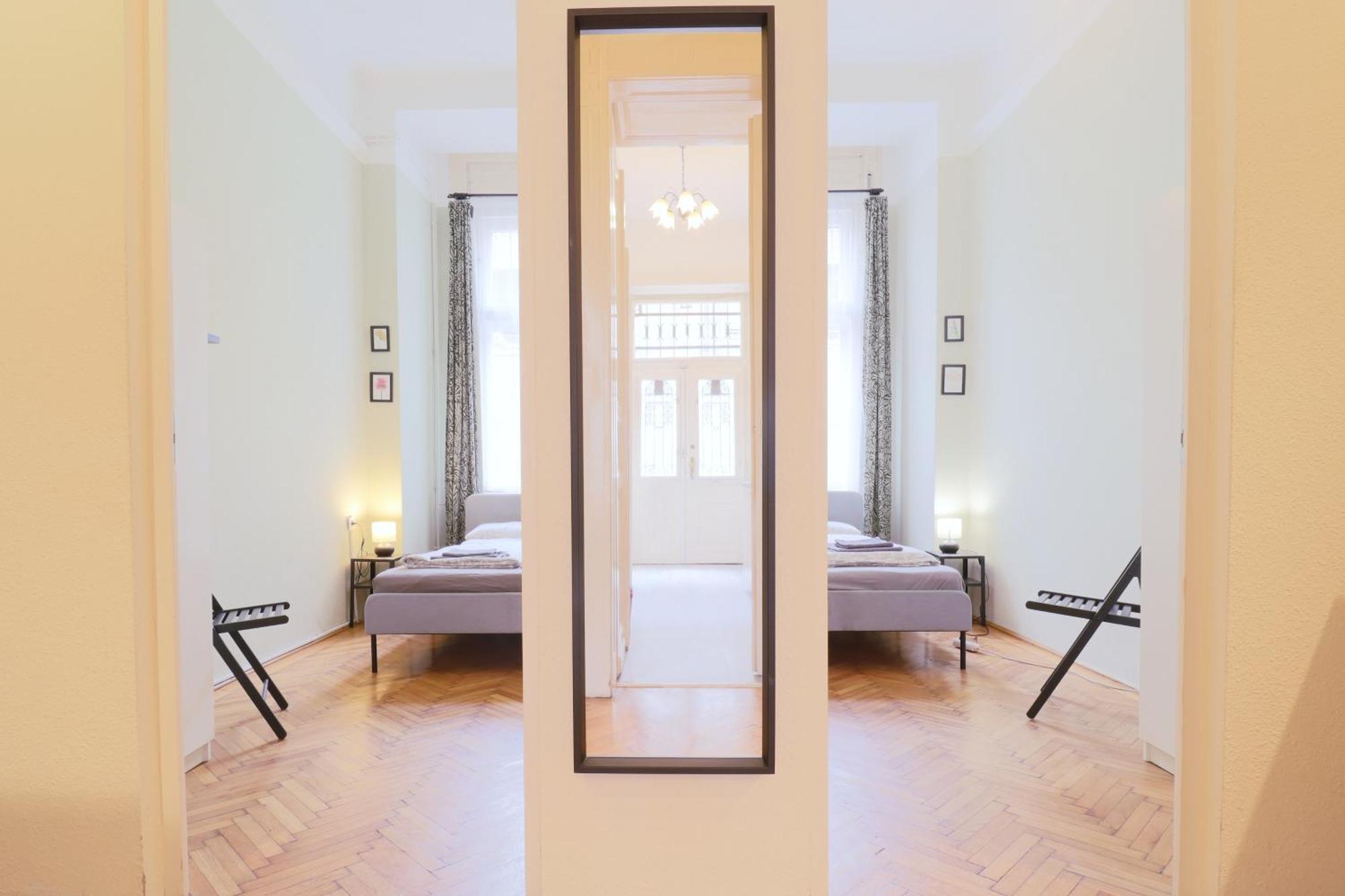 Joseph Boulevard Apartment - 3Bdr, 2Bath, 8Ppl Budapest Eksteriør bilde