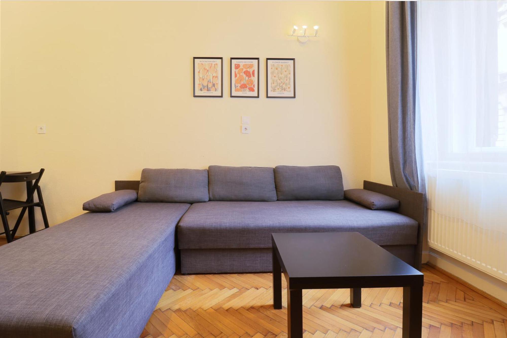 Joseph Boulevard Apartment - 3Bdr, 2Bath, 8Ppl Budapest Eksteriør bilde