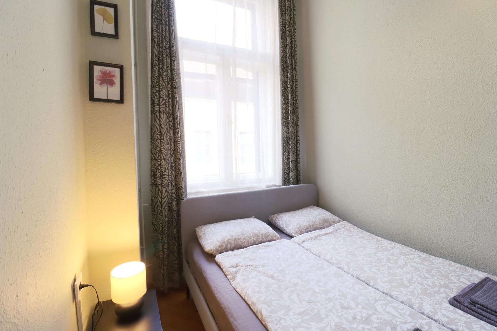 Joseph Boulevard Apartment - 3Bdr, 2Bath, 8Ppl Budapest Eksteriør bilde
