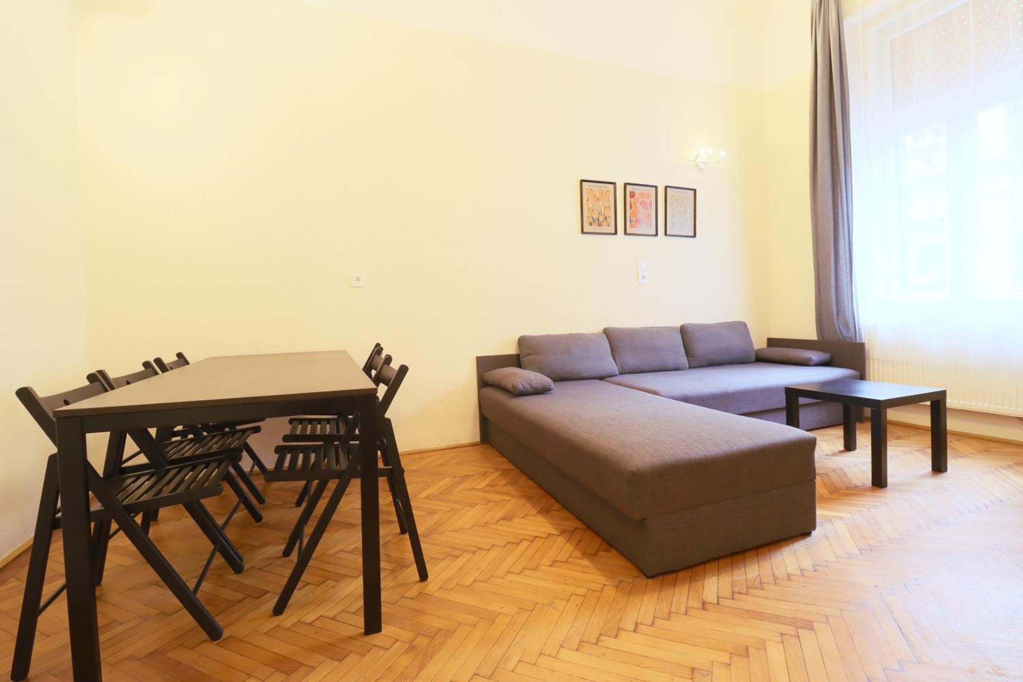 Joseph Boulevard Apartment - 3Bdr, 2Bath, 8Ppl Budapest Eksteriør bilde