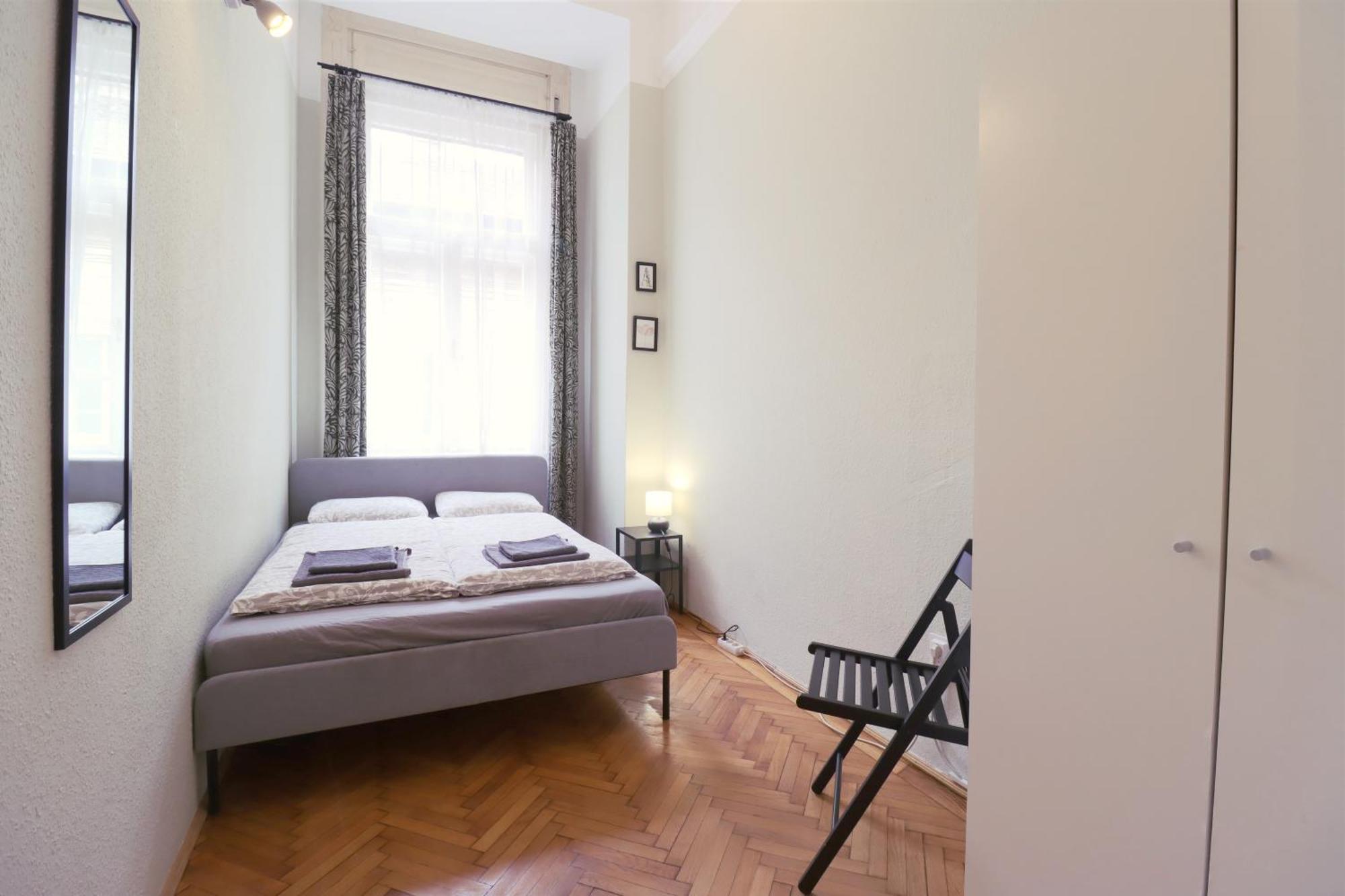 Joseph Boulevard Apartment - 3Bdr, 2Bath, 8Ppl Budapest Eksteriør bilde