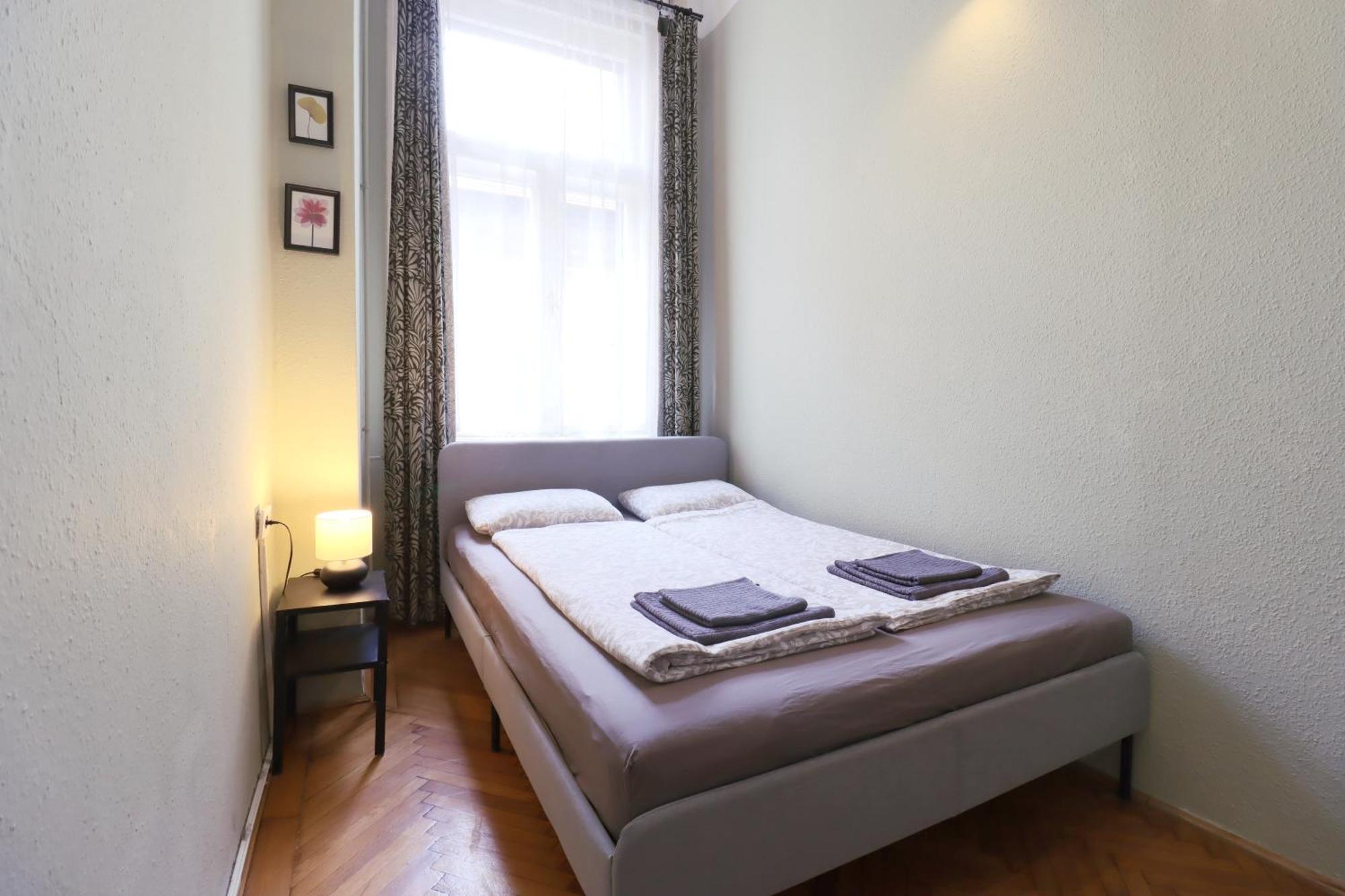 Joseph Boulevard Apartment - 3Bdr, 2Bath, 8Ppl Budapest Eksteriør bilde